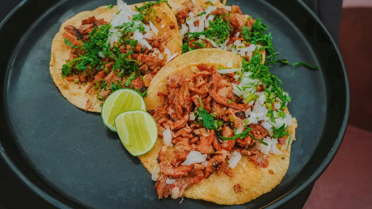Tacos al pastor cortados directamente del trompo en taquería de Ciudad de México